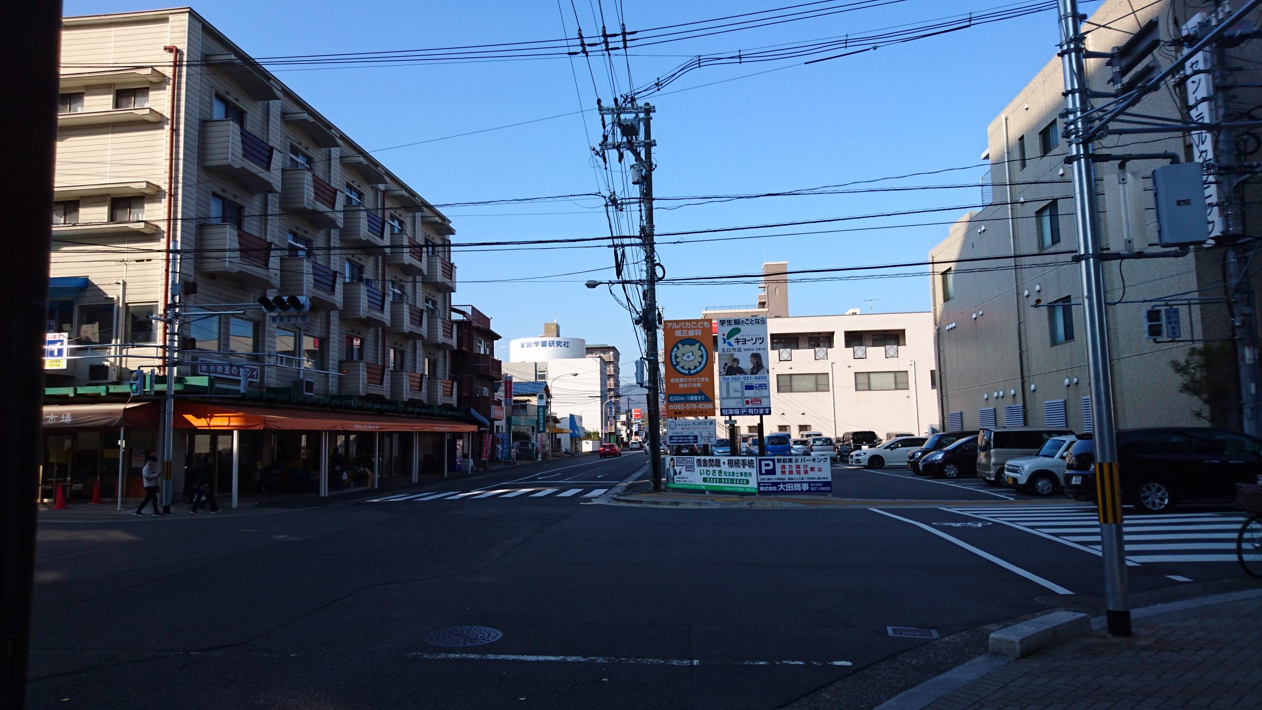右側のセブンイレブン広島五日市駅前店様を通り過ぎる